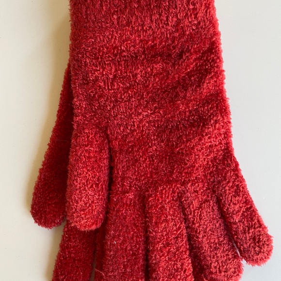 SO red women’s gloves. Not heavy or thick but good for cool days or to layer. - Picture 2 of 3